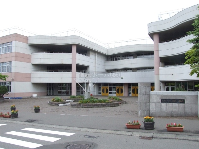 小学校：札幌市立平岡南小学校：762m