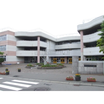 小学校：札幌市立平岡南小学校：762m