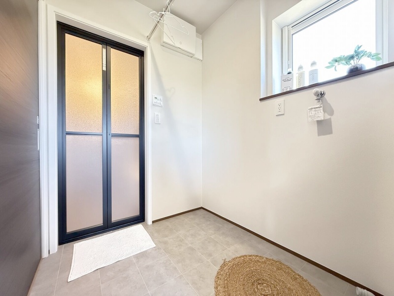 脱衣所には窓を設けており、自然光を取り込める明るい空間♪換気もしやすく、入浴後の湿気対策にも嬉しい設計です！