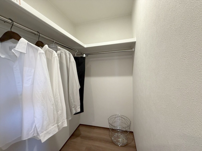 1階廊下にもウォークインクローゼットを備えています♪