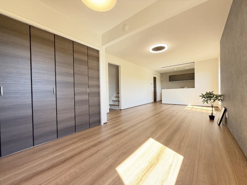 リビング横の洋室3.7帖♪
ドアがないオープンな造りで、リビングと一体感のある開放的な空間としてお使いいただけます！