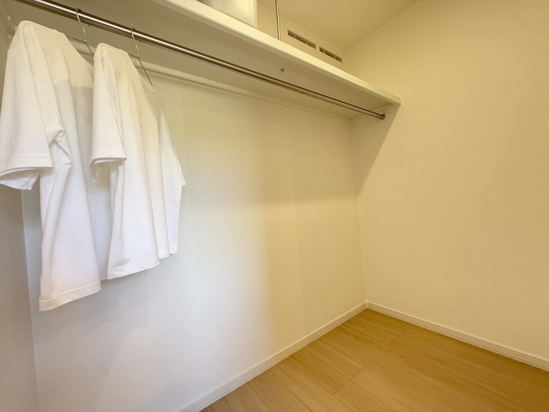 2階に納戸を備えており、季節物の衣類や日用品、趣味の道具などの収納スペースとして便利に活用できます！