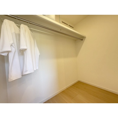 2階に納戸を備えており、季節物の衣類や日用品、趣味の道具などの収納スペースとして便利に活用できます！