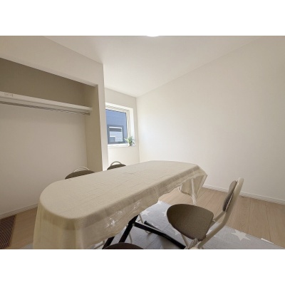 黄色のアクセントクロスが目を引く明るく華やかな空間♪お部屋に彩りを添え、温かみのある雰囲気を演出しています！