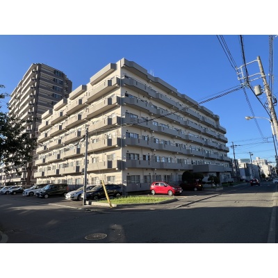 青空と陽光が包み込む頼もしい存在感。地下鉄「豊平公園」駅徒歩3分、利便と寛ぎの暮らし。