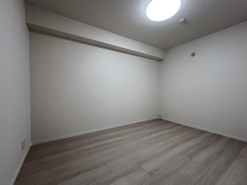 明るいダウンライトが部屋全体を優しく照らす。静かで落ち着いた時間を過ごせるプライベート空間。