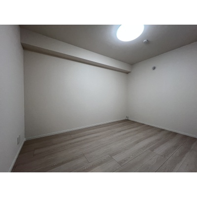 明るいダウンライトが部屋全体を優しく照らす。静かで落ち着いた時間を過ごせるプライベート空間。