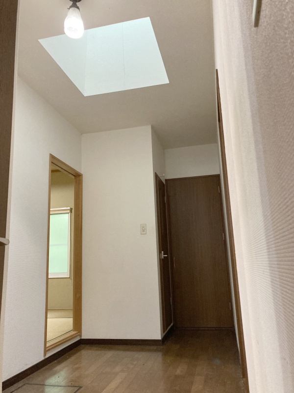 奥の廊下には天窓があります！