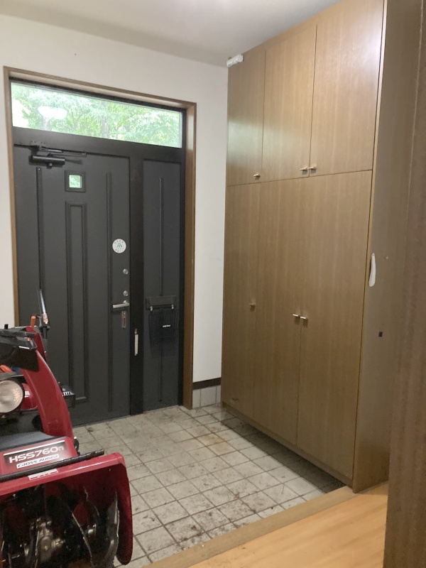 室内玄関には大型の収納がございます！