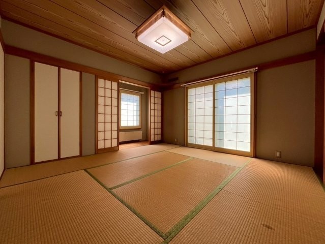 １階 ８帖和室にはサンルームもございます