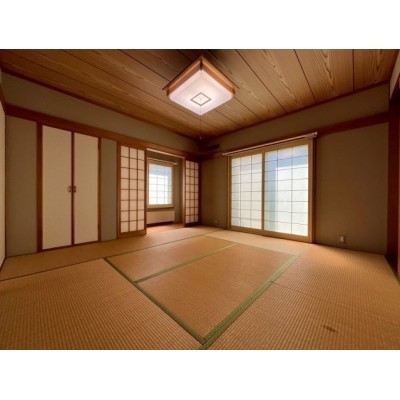 １階 ８帖和室にはサンルームもございます