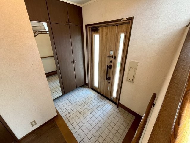 大型シューズボックス付きの玄関