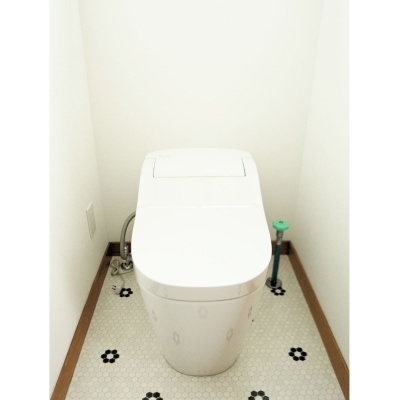トイレも新規設備に入替済。新築住宅でも使用される多機能タンクレストイレを採用。