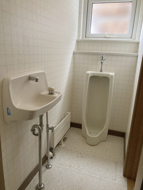 1階トイレ！右のドアに洋式トイレがあります！
