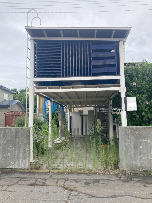 正面玄関入口！上がテラスのようになっております！