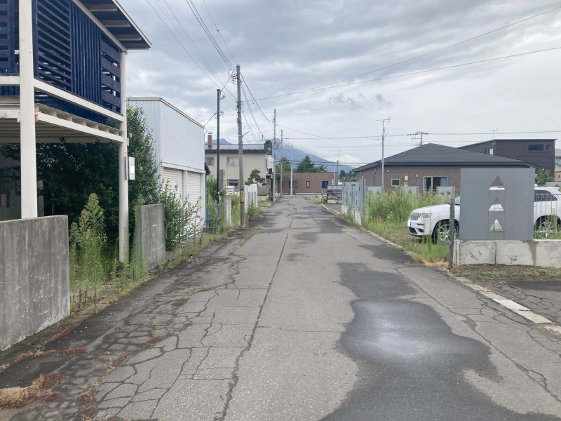 前面道路！車庫の向いに96坪の土地があります！