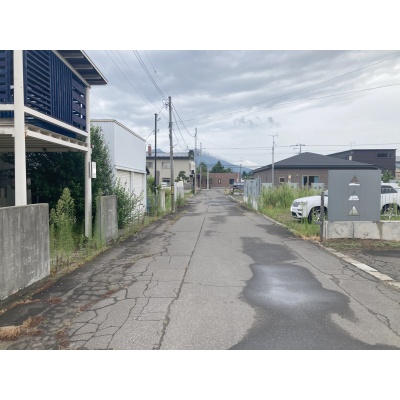 前面道路！車庫の向いに96坪の土地があります！