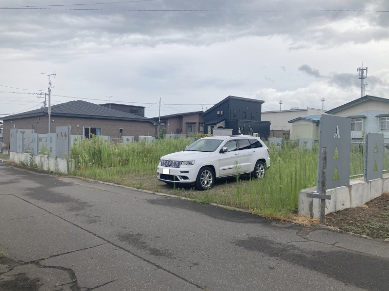 家の向いの土地です！駐車場にもお庭にもお好きなようにお使いいただけます！