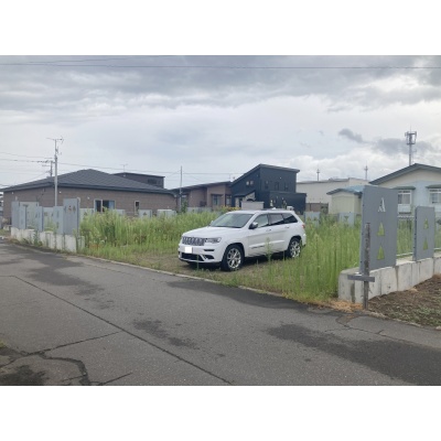 家の向いの土地です！駐車場にもお庭にもお好きなようにお使いいただけます！