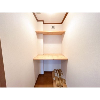 【即入居可】2階納戸の写真になります。棚も付いているので使…