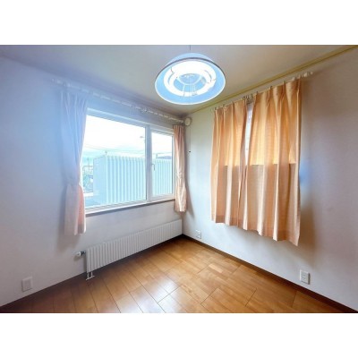 【即入居可】1階リビングの横にある4帖の洋室です。窓があり、…