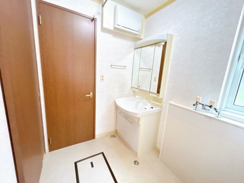 【即入居可】脱衣場の写真です。トイレと別空間のため、来客時…