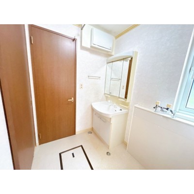 【即入居可】脱衣場の写真です。トイレと別空間のため、来客時…