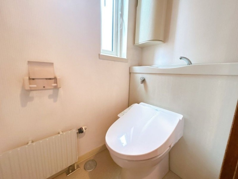 【即入居可】1階のトイレの写真です。窓付きで、自然換気が可…