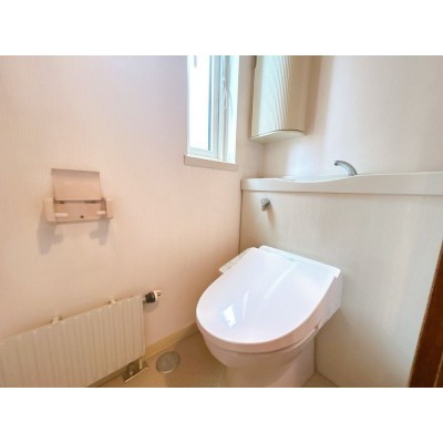 【即入居可】1階のトイレの写真です。窓付きで、自然換気が可…