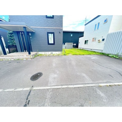 【即入居可】駐車スペースの写真になります。並列で4台ほど駐…