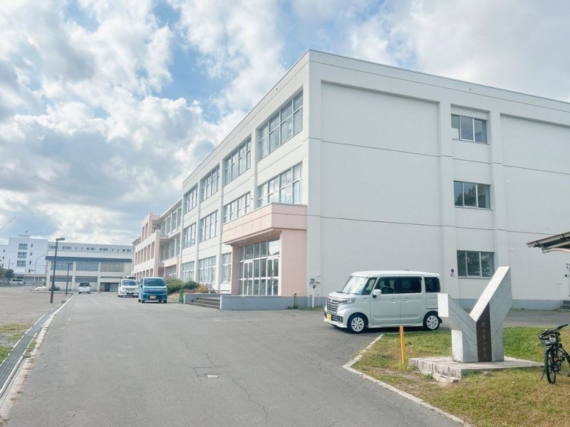 北広島市立北の台小学校まで1km。(徒歩１３分)。小学校が近い…