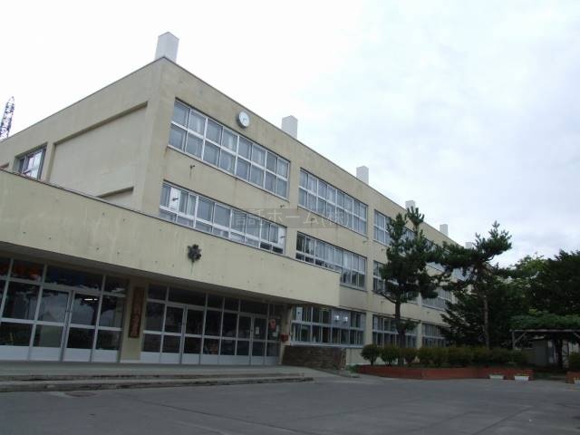 小学校：札幌市立羊丘小学校：864m
