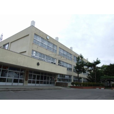 小学校：札幌市立羊丘小学校：864m