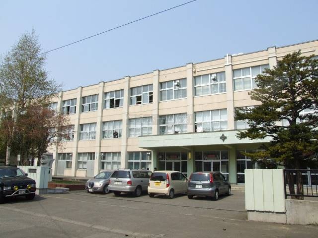 中学校：札幌市立東月寒中学校：557m
