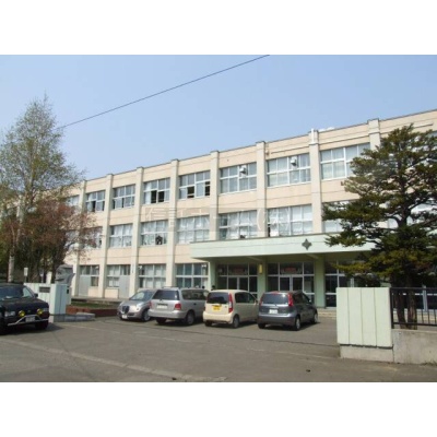 中学校：札幌市立東月寒中学校：557m