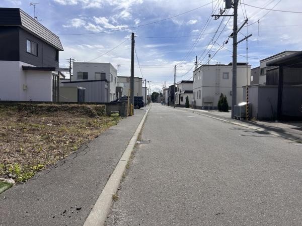 西側の公道に面した売土地。周辺は戸建住宅などが建ち並ぶ住宅街
