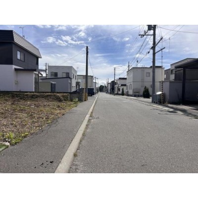 西側の公道に面した売土地。周辺は戸建住宅などが建ち並ぶ住宅街