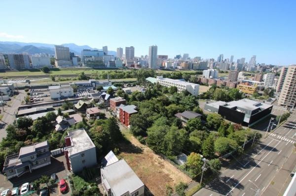 街の中心部へ続く景観と豊かな緑を一望できる、奥行きのある眺望