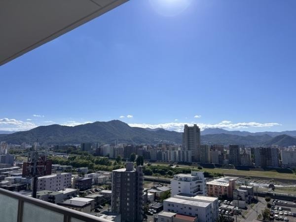 バルコニー越しに街並みを広く見渡せる、爽快な眺望。