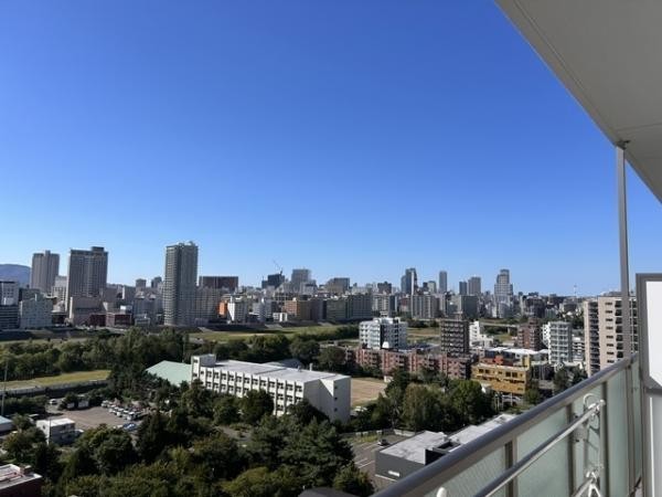 目前に広がる山並みと青空が美しい、自然を身近に感じられる眺望