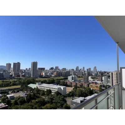目前に広がる山並みと青空が美しい、自然を身近に感じられる眺望