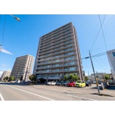 階段いらずで出入りスムーズ！落ち着いた外観と角部屋の解放感…