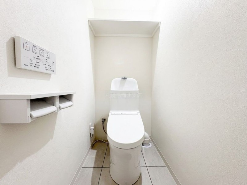【温水洗浄便座完備】リフォーム済みで清潔感あふれるトイレ空…