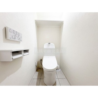 【温水洗浄便座完備】リフォーム済みで清潔感あふれるトイレ空…