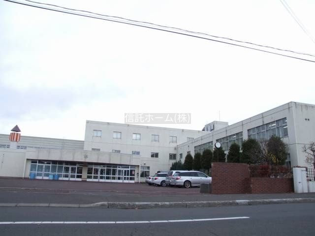中学校：札幌市立上篠路中学校：801m