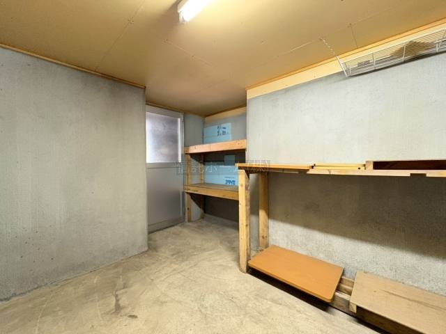地下にはゆとりある物置スペースを確保。季節用品や大きな荷物の収納にも便利です。