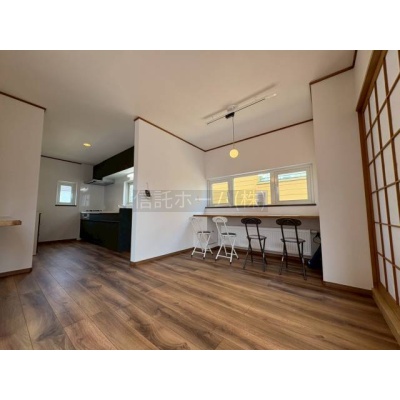 キッチン横には便利なカウンターを設置。朝食やちょっとした作業にも活躍します。