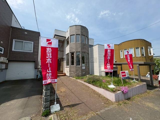 印象的な窓と個性的なデザインが魅力の外観。陽ざしをたっぷり取り込む住まいです。