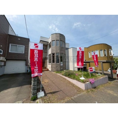 印象的な窓と個性的なデザインが魅力の外観。陽ざしをたっぷり取り込む住まいです。