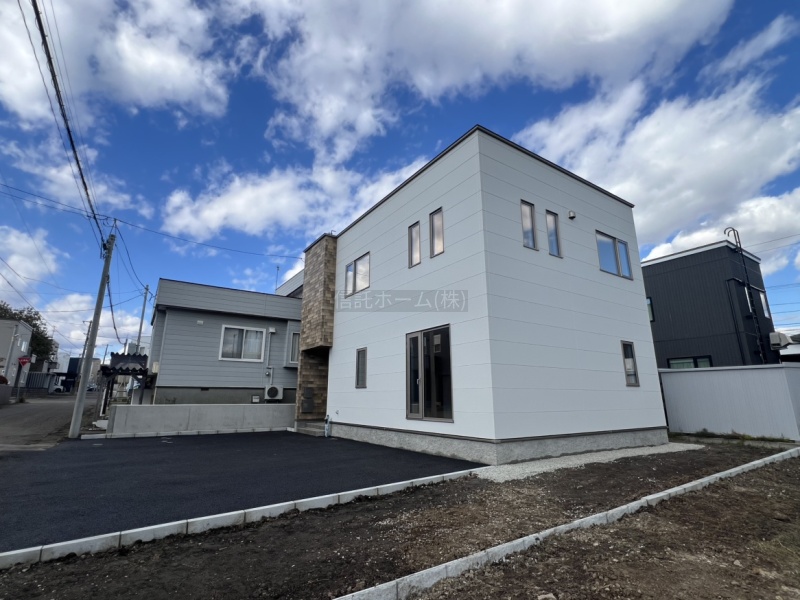 建物の側面まで美しく仕上げられており、外観全体のバランスや敷地の広さがよく分かります。